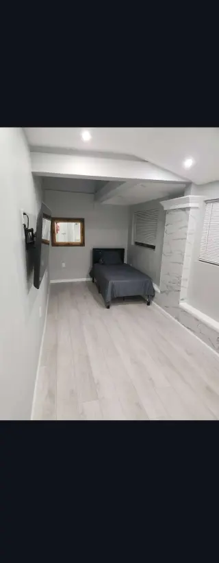SE ALQUILA HABITACIÓN CON BAÑO PRIVADO...