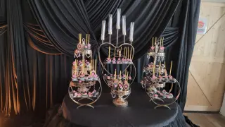 Exhibidor de Pasteles Elegante para Quinceañera