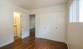Este espacioso apartamento en Walnut CA cuenta con un dormitorio y un baño.