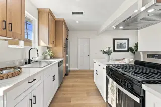 🏡 FOR RENT – 10216 Owensmouth Avenue, Chatsworth