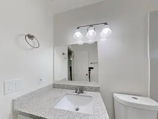 3 dormitorios, 2 baños, listo para habitar.