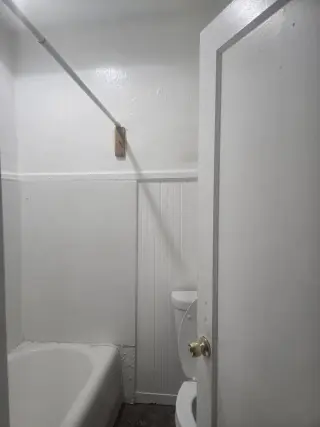 Cuarto amplio , con baño y clóset propio