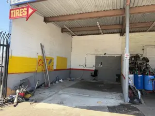 Espacio para smog, mofles, alarmas y mas