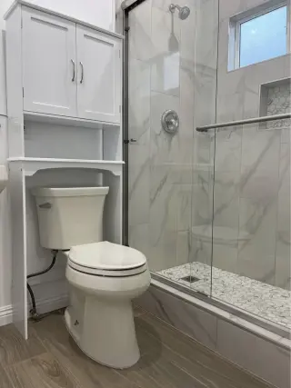 1 dormitorio y 1 baño en Sylmar