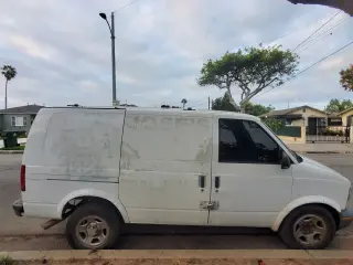 VENDE:   UNA 2005 CHEVY ASTRO VAN