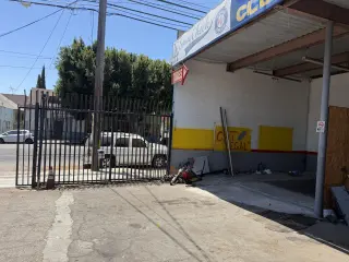 Espacio para smog, mofles, alarmas y mas