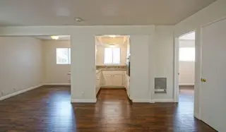 Este espacioso apartamento en Walnut CA cuenta con un dormitorio y un baño.