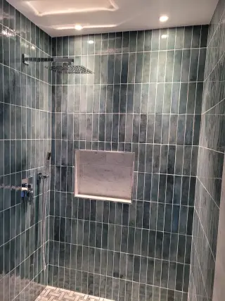 Renovación de Ducha Moderna con Diseño Elegante