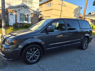 CRYSLER TOWN AND COUNTRY  S