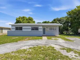 Hialeah Gem with Tropical Charm!