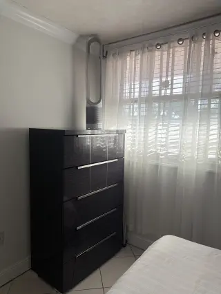 Acogedora Habitación con Cama Queen en Renta