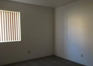 Depto espacioso y moderno en El Monte CA con calefaccion y garaje gratis