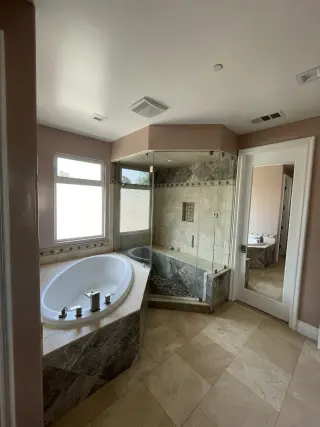 Renovación de Baño Moderno con Ducha de Vidrio