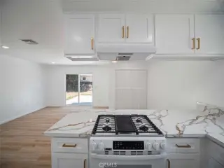 Bienvenido a esta residencia de dos plantas bellamente renovada.