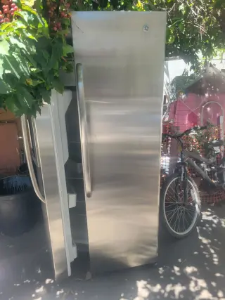 Sevende refrigerator semi nuevo