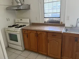 One bedroom in three bedrooms house for rent.