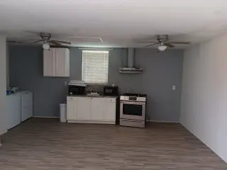 Se Renta Estudio – $700 al mes más tarifa por mascota.