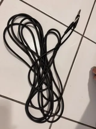 Altavoces portátil marca rockville precio $180