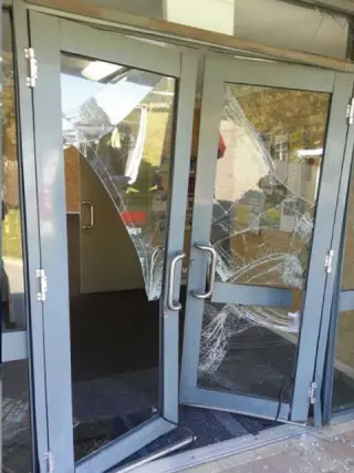 Broken Glas Windows and Doors/Vidrios/Ventanas