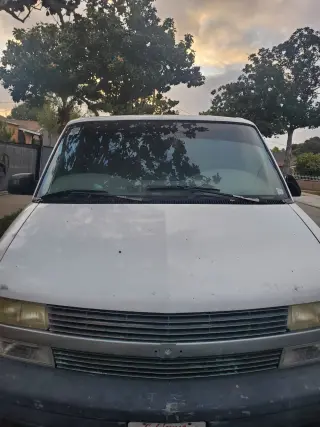 VENDE:   UNA 2005 CHEVY ASTRO VAN