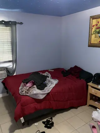 Sé renta recámara con baño