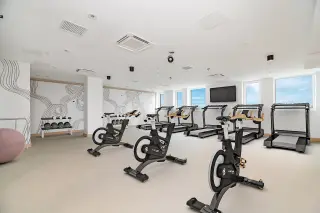 APARTAMENTO DE LUJO EN FRESH MEADOWS CON BALCÓN + ROOFTOP + GYM
