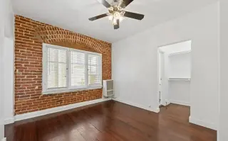 Luxury Studio in Prime Hollywood Location – Modern Living Steps from It All!