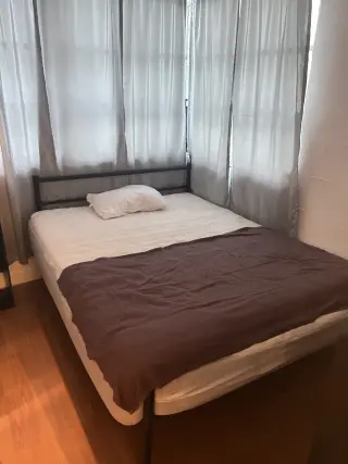 Comedor y cama con colchón queen