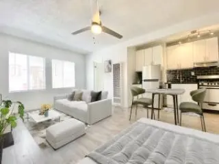 MOVE - IN SPECIAL Fully Renovated Studio in Prime Los Angeles Location