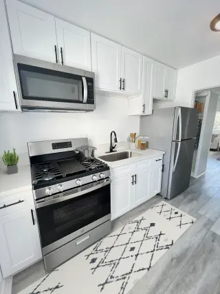 Renovated Studio w/ Modern Kitchen, Pool, Gym & Parking – East Hollywood