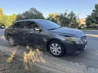 2011 Toyota Camry Base - Sedán confiable de 4 puertas con motor 2.5L