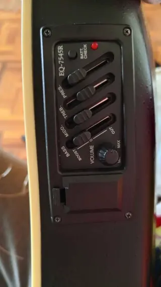 Guitarra electroacústica Strong (tipo ovation)