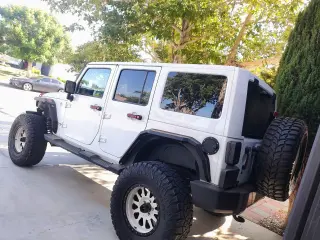 2018 Jeep Wrangler JK Unlimited Sahara - 4WD, V6, SUV de 4 puertas