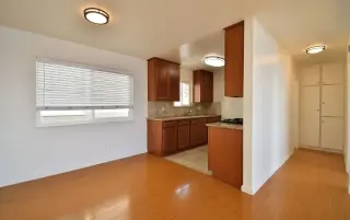 Bright upper 1 bedroom, 1 bath apartment in Hermosa Beach