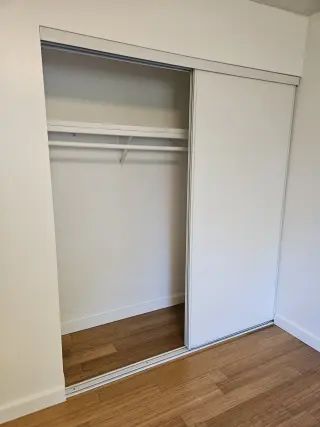 Es un cuarto amplio en una casa familiar