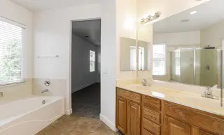 3 dormitorios, 2 baños, listo para habitar.