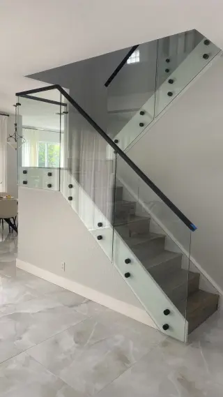 Instalación de Barandilla de Vidrio Moderna para Balcón