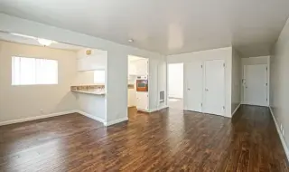 Este espacioso apartamento en Walnut CA cuenta con un dormitorio y un baño.