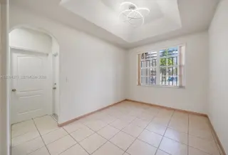con 3 dormitorios y 2 baños, techos altos, arcos