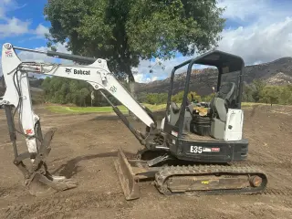 BOB CAT E-35 2016 ESCAVATOR. 22,000 dolares