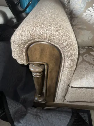 Sofá Elegante Tapizado con Cojines Decorativos