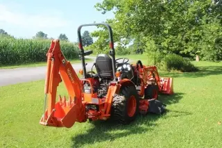Tractor Kubota con Cargador y Retroexcavadora