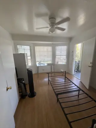 Se alquila habitación bachelor.