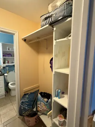 Sé renta recámara con baño
