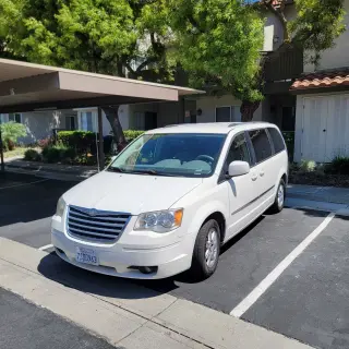 Chrysler Town & Country 2010 –Excelente van familiar- Llantas/Frenos Nuevos