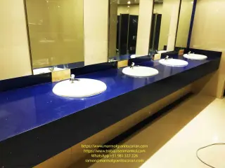 Cuarzo Azul Estelar en los tableros de los baños, cocinas, counters de atencion