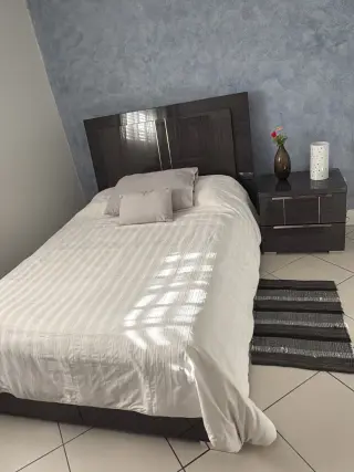 Acogedora Habitación con Cama Queen en Renta
