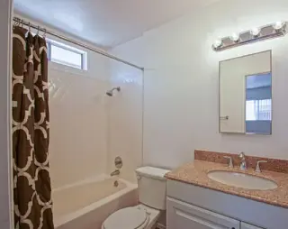 Este espacioso apartamento en Walnut CA cuenta con un dormitorio y un baño.