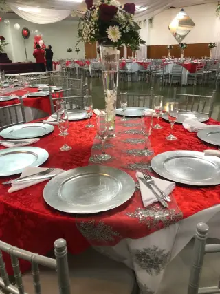 Elegante Configuración de Mesa para Fiestas