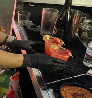 Bartenders y Meseros